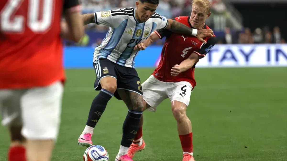 Jugador argentino desafiando a defensor austriaco en partido
