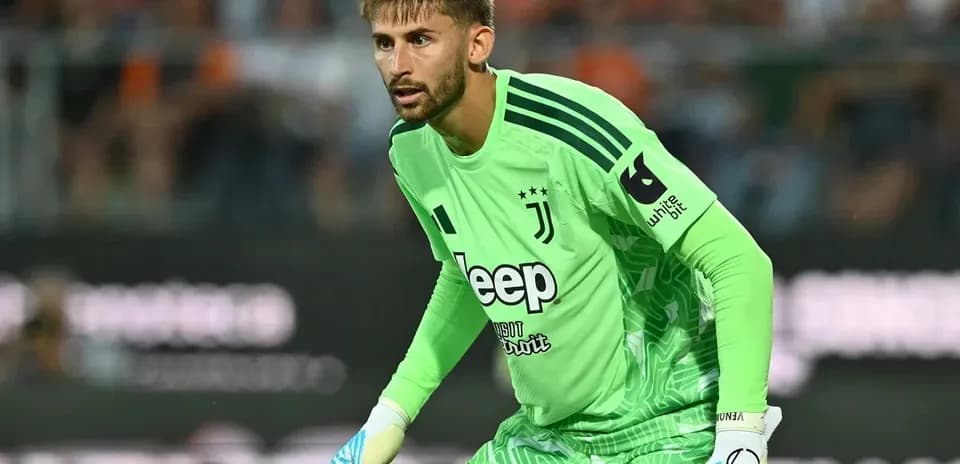Portero de Juventus preparado para la acción en el partido