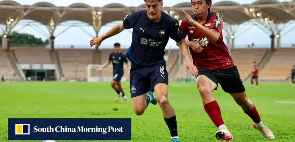 Jugador persiguiendo el balón en partido de fútbol