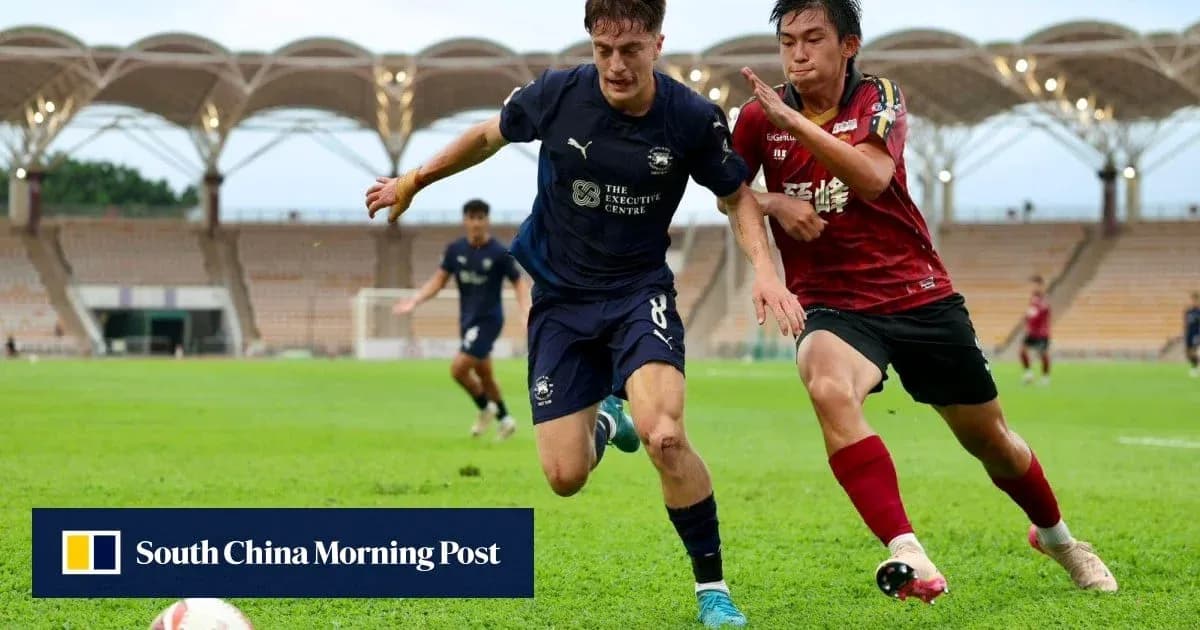 Jugador persiguiendo el balón en partido de fútbol