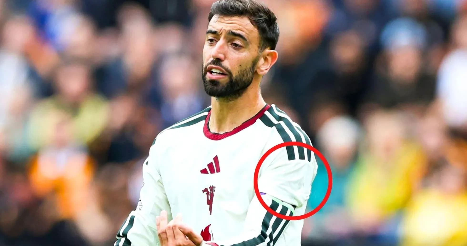 Jugador gesticulando durante un partido de fútbol