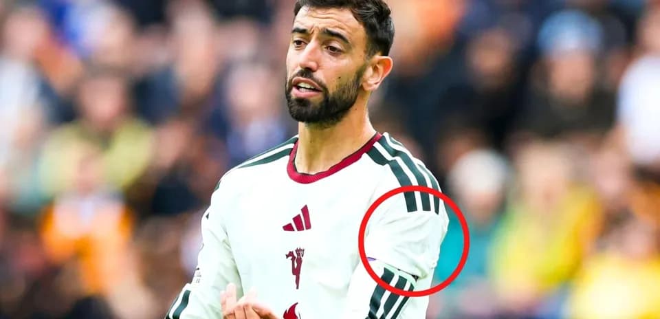 Jugador gesticulando durante un partido de fútbol