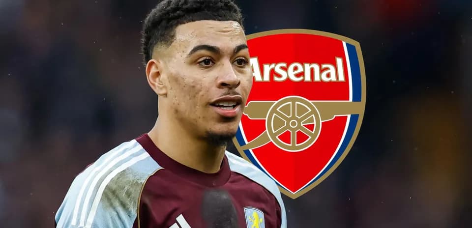 Jugador de Aston Villa con escudo de Arsenal de fondo