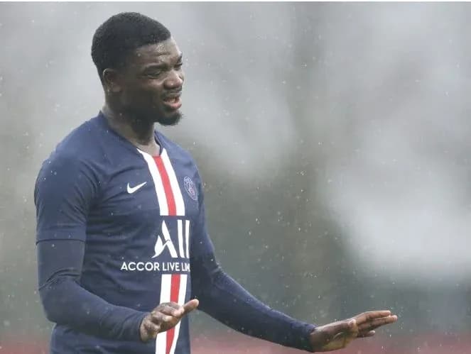 Jugador de PSG entrenando bajo la lluvia