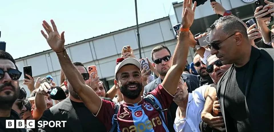 Jugador saludando a la multitud en evento