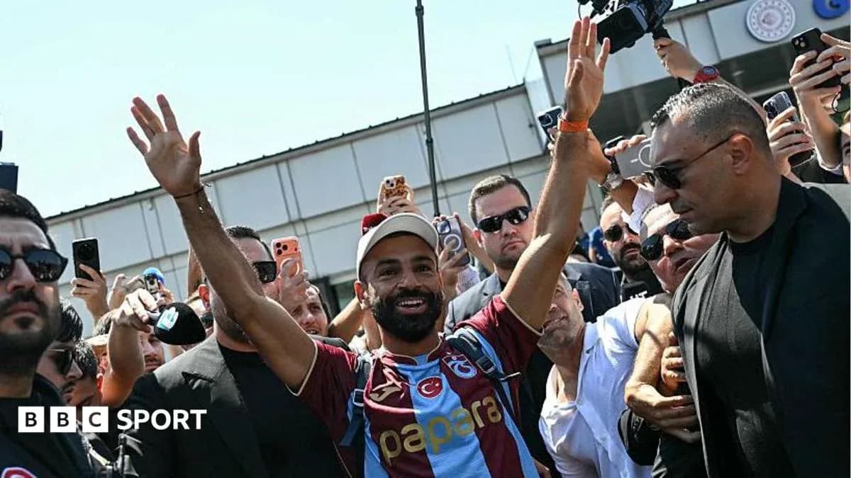 Jugador saludando a la multitud en evento