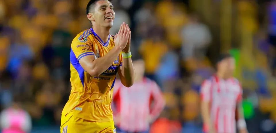 Jugador de Tigres UANL celebrando en el partido