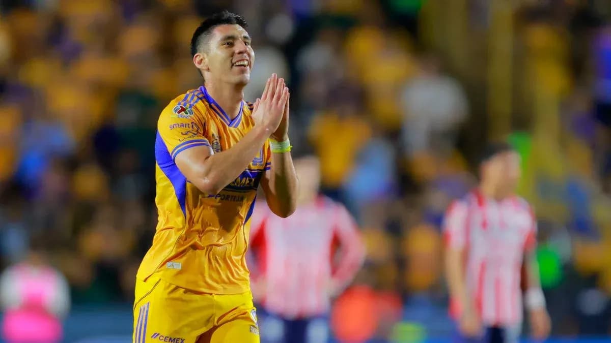Jugador de Tigres UANL celebrando en el partido