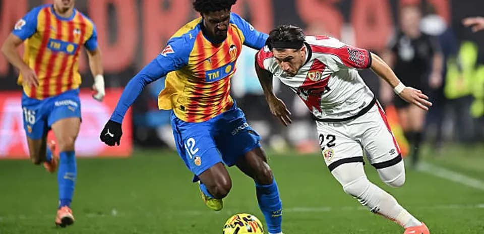 Jugadores de Valencia y Rayo Vallecano en acción