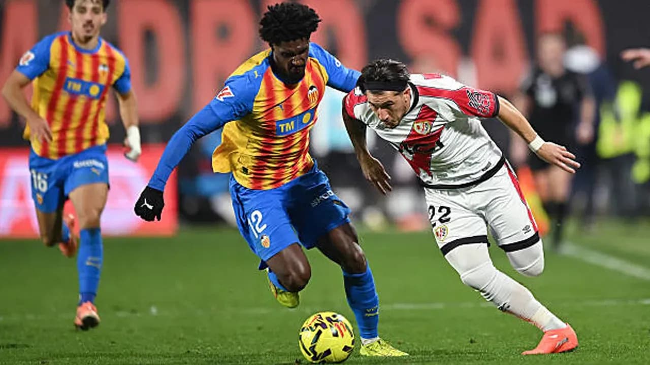 Jugadores de Valencia y Rayo Vallecano en acción
