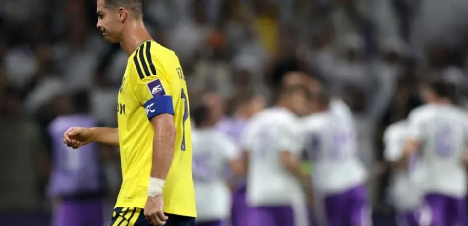 Jugador caminando tras derrota en partido de fútbol