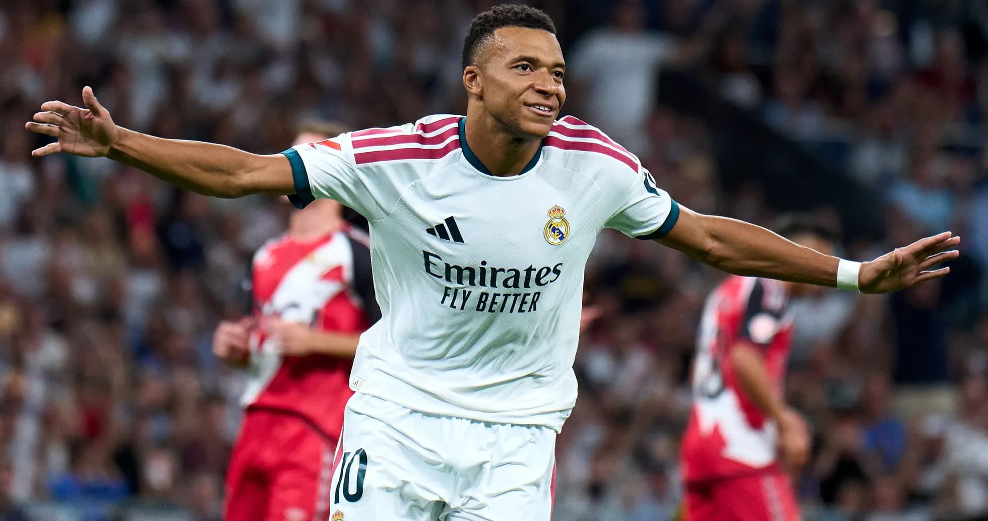 Jugador de Real Madrid celebra un gol durante partido