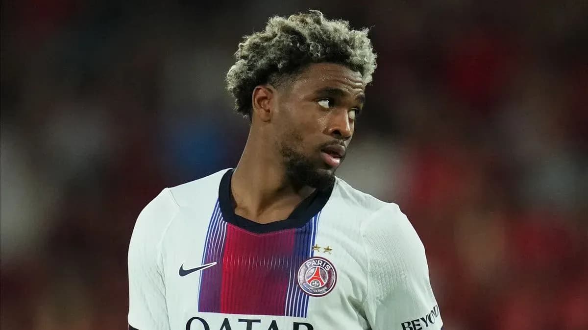 Jugador de PSG con camiseta blanca mirando hacia atrás