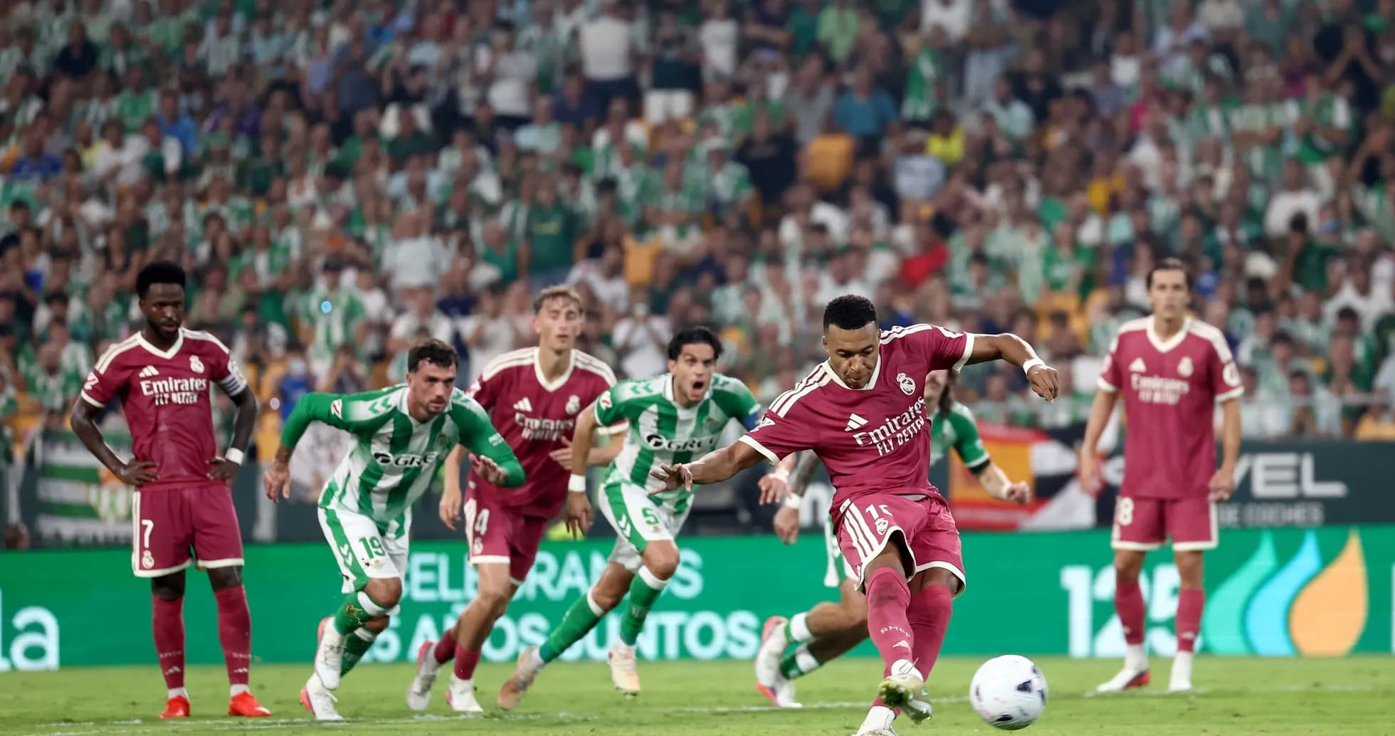 Kylian Mbappé ejecutando un penalti en el partido