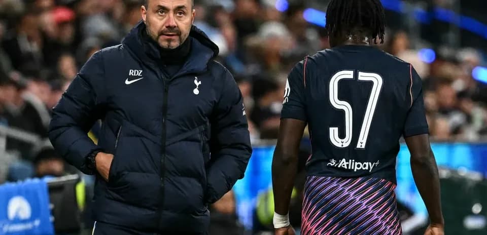 Entrenador de Tottenham hablando con jugador en el banquillo