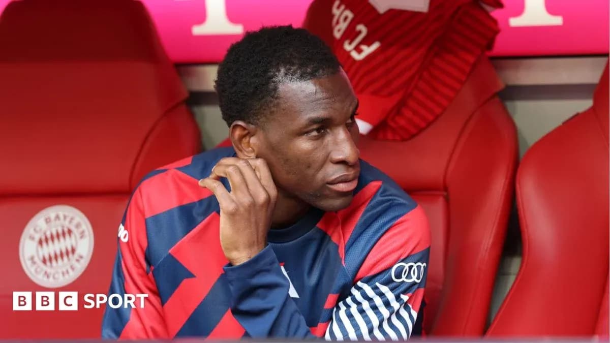 Jugador sentado en el banquillo de FC Bayern Múnich