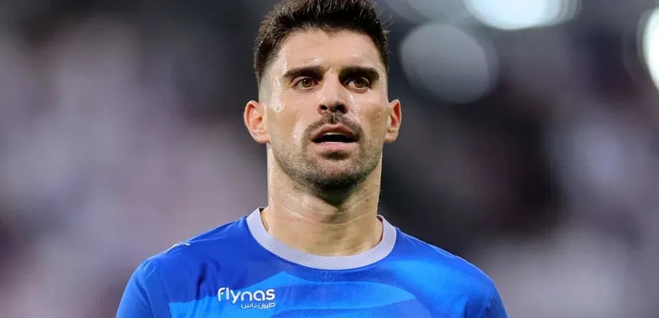 Jugador con camiseta azul en el campo de fútbol