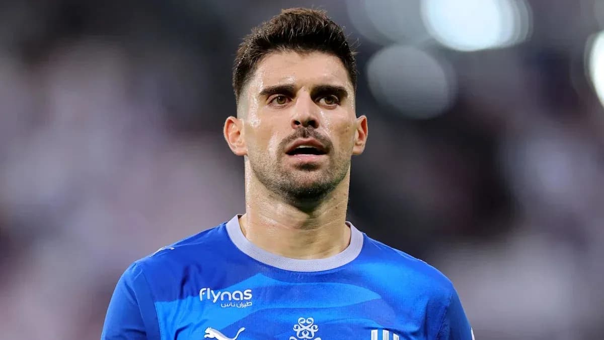 Jugador con camiseta azul en el campo de fútbol