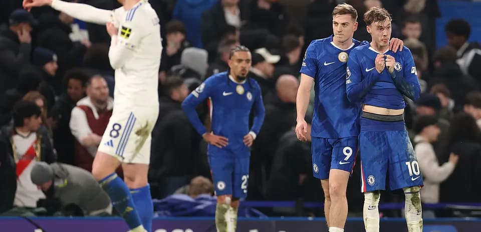 Jugadores de Chelsea consolando a un compañero tras el partido