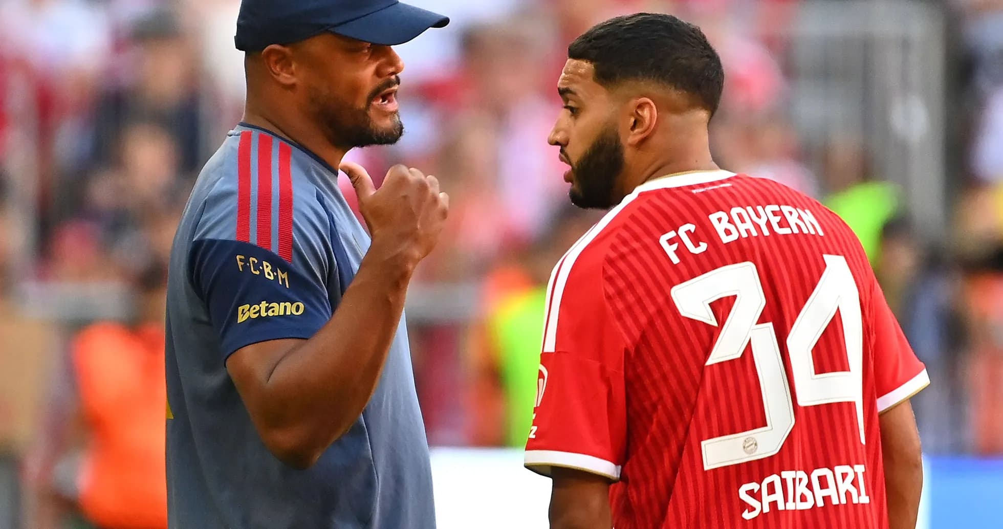Entrenador conversando con jugador del FC Bayern