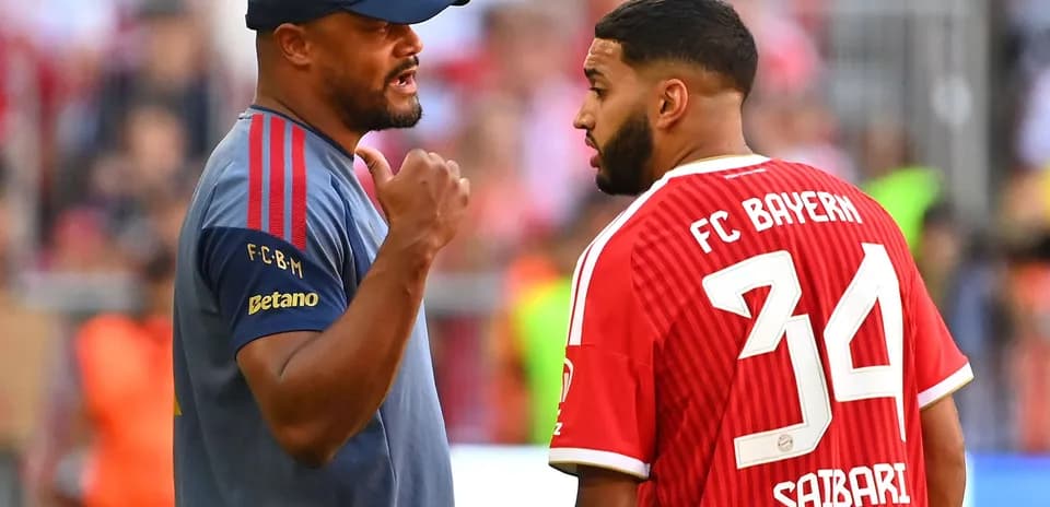Entrenador conversando con jugador del FC Bayern