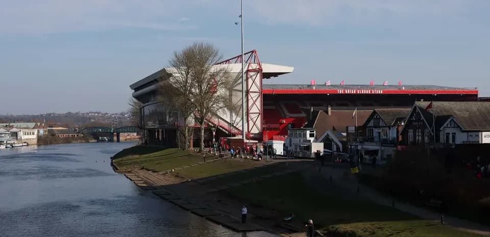 Estadio y río con espectadores en la orilla