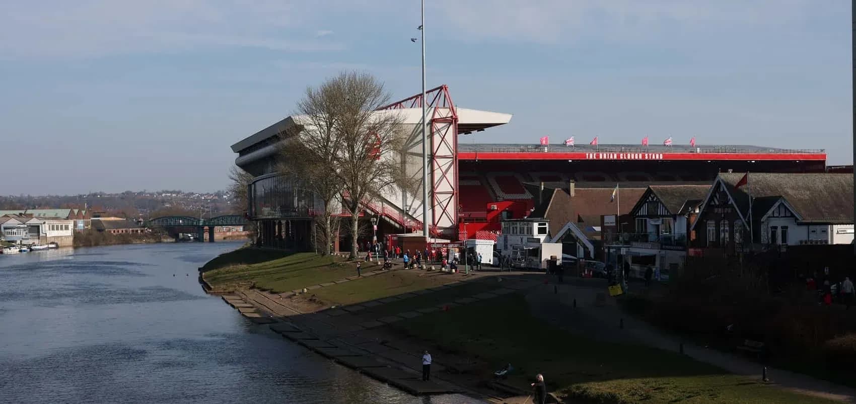 Estadio y río con espectadores en la orilla