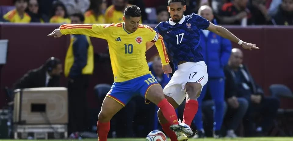 Jugador colombiano y francés compitiendo por el balón