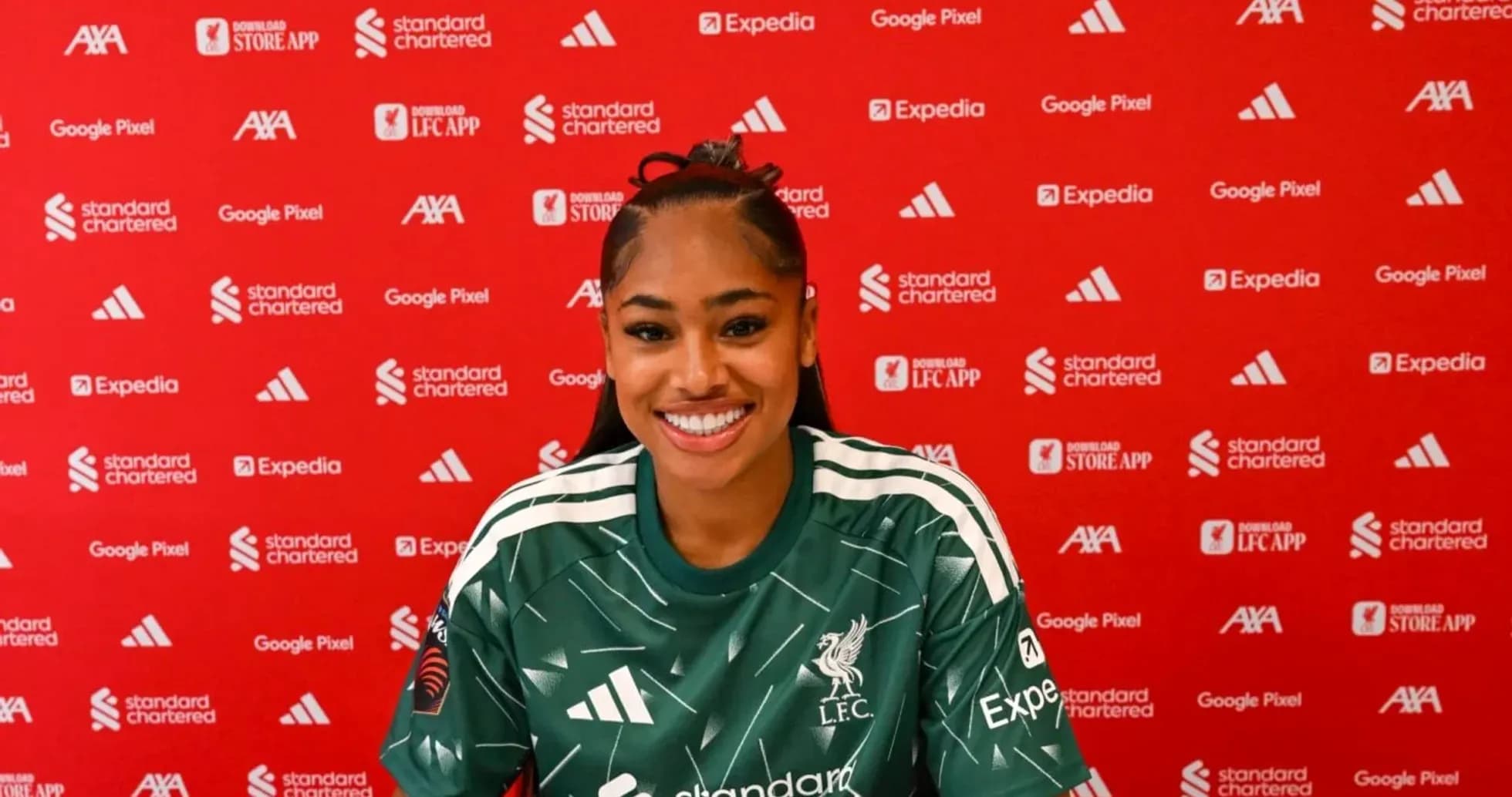 Jugadora de Liverpool en rueda de prensa sonriente