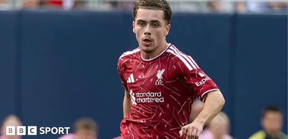 Jugador de Liverpool corriendo con balón durante partido