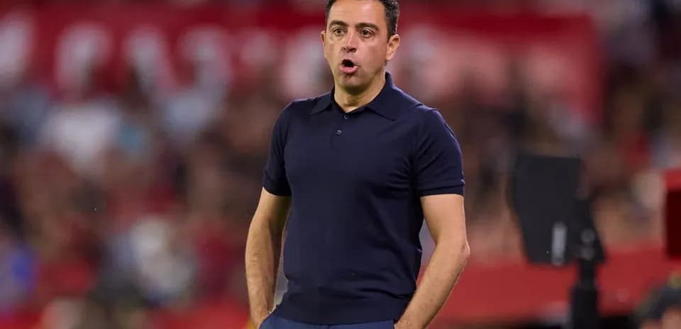 Entrenador dando instrucciones durante un partido