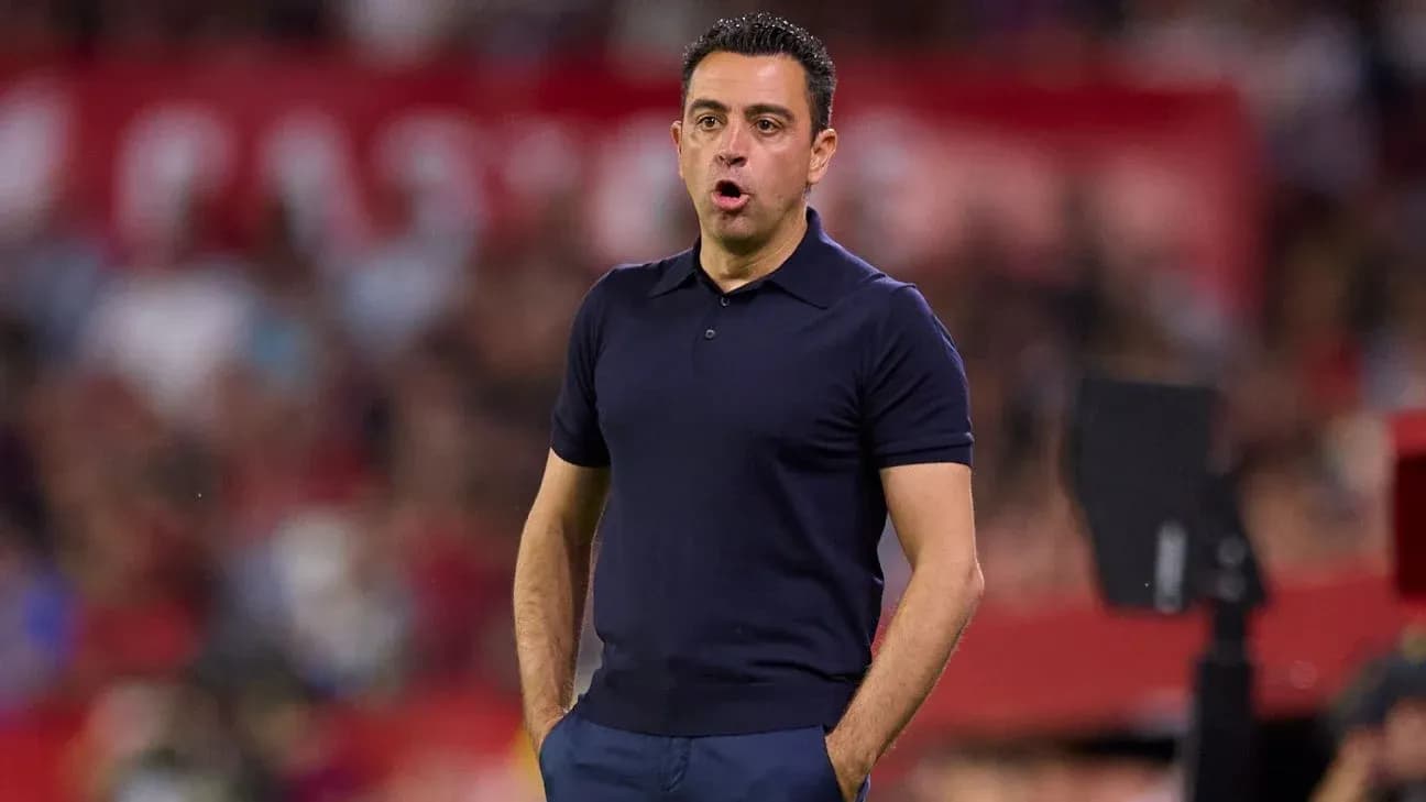 Entrenador dando instrucciones durante un partido