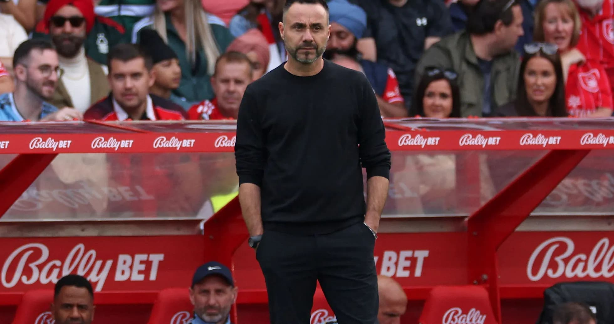 Entrenador en el banquillo durante un partido