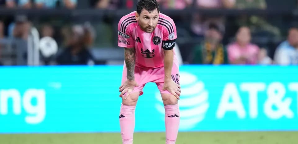 Jugador en uniforme rosa de Inter Miami en acción