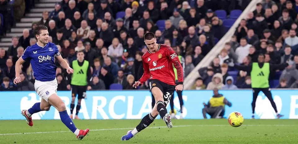 Jugador de Everton persigue a un jugador de Manchester United