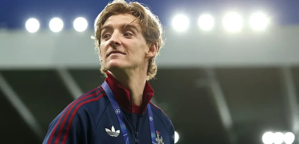 Jugador de Newcastle con chaqueta en el estadio