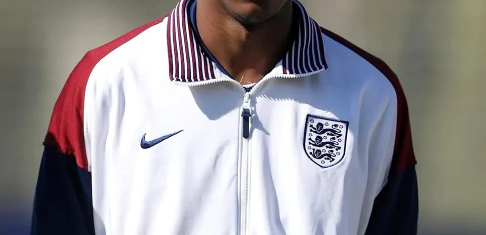 Jugador con chaqueta de la selección inglesa en entrenamiento