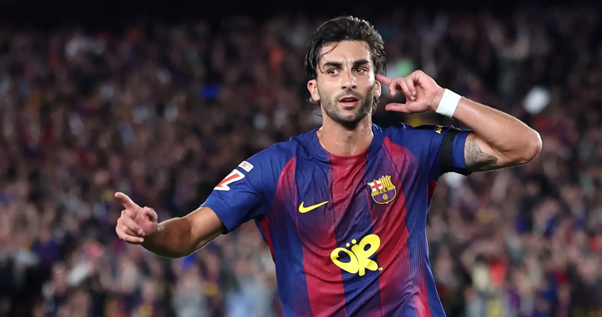Jugador de Barcelona celebrando un gol ante aficionados