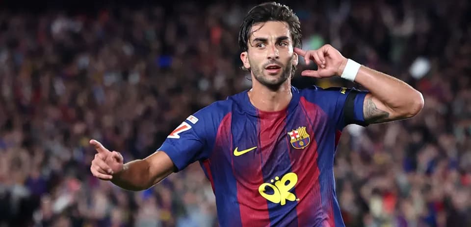 Jugador de Barcelona celebrando un gol ante aficionados