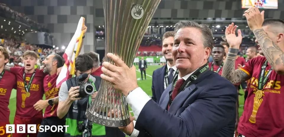 Entrenador celebrando con el trofeo de la Europa League