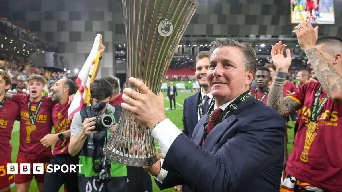 Entrenador celebrando con el trofeo de la Europa League