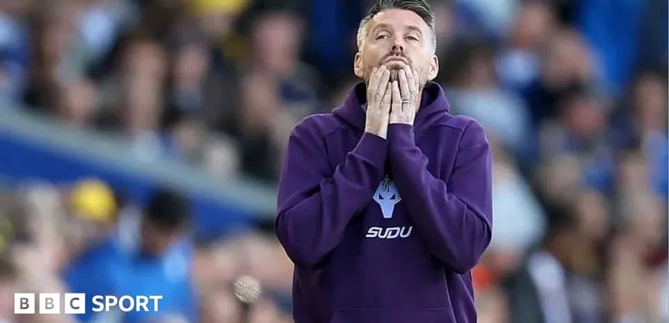 Entrenador con manos en la cara durante el partido