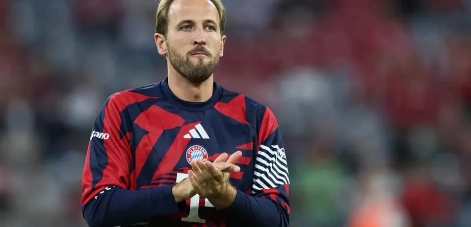 Jugador aplaudiendo con camiseta de Bayern Múnich