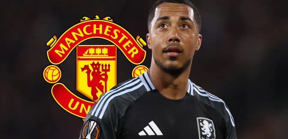 Portero de Aston Villa frente al logo de Manchester United
