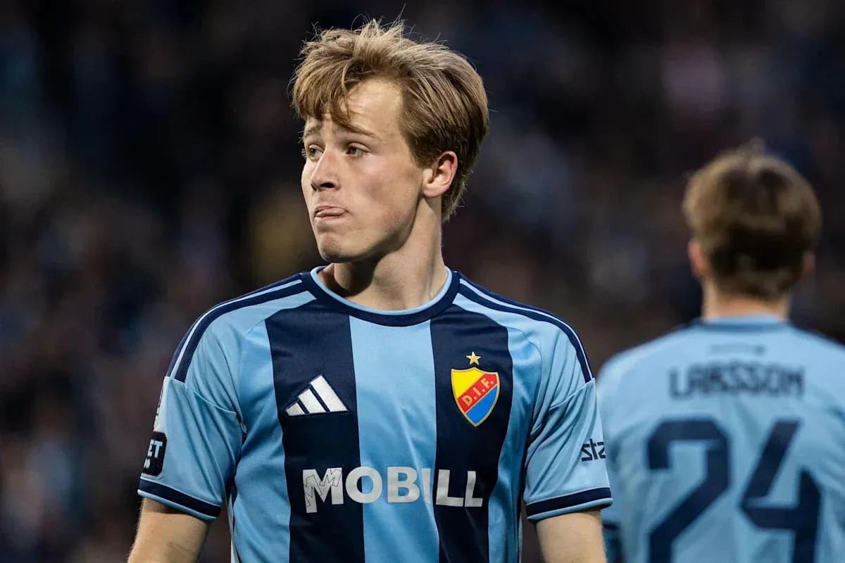 Jugador de fútbol con camiseta azul en el campo