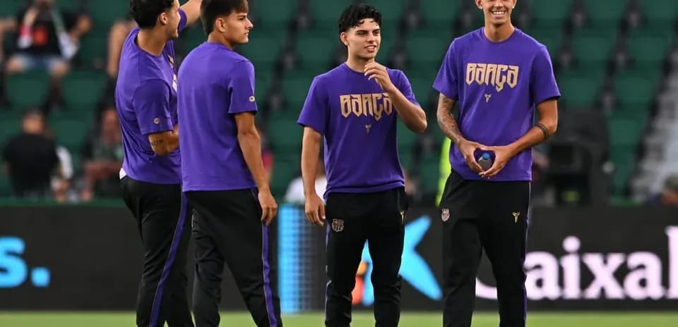 Jugadores en el campo durante el calentamiento