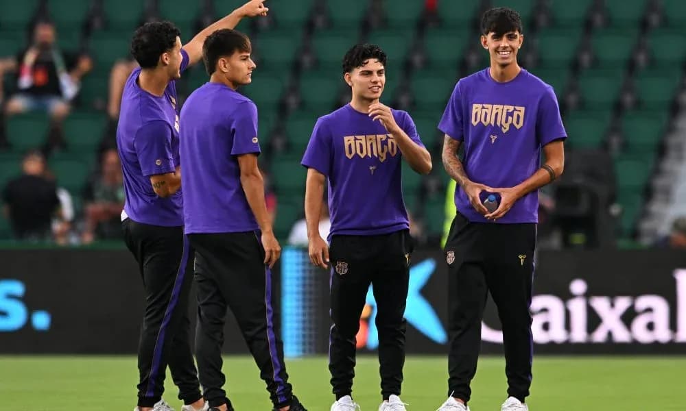 Jugadores en el campo durante el calentamiento