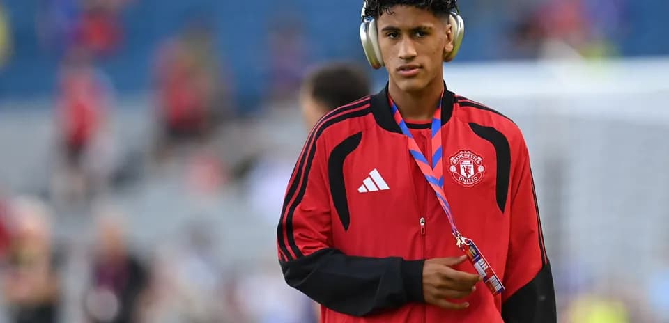 Jugador de Manchester United con auriculares en el estadio