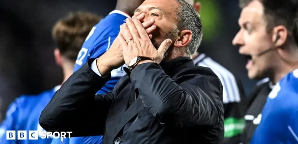 Entrenador gesticulando durante el partido