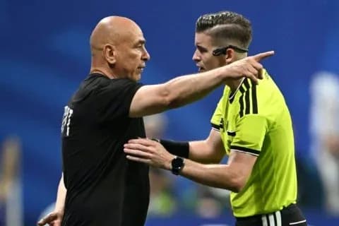 Entrenador discutiendo con el árbitro durante el partido